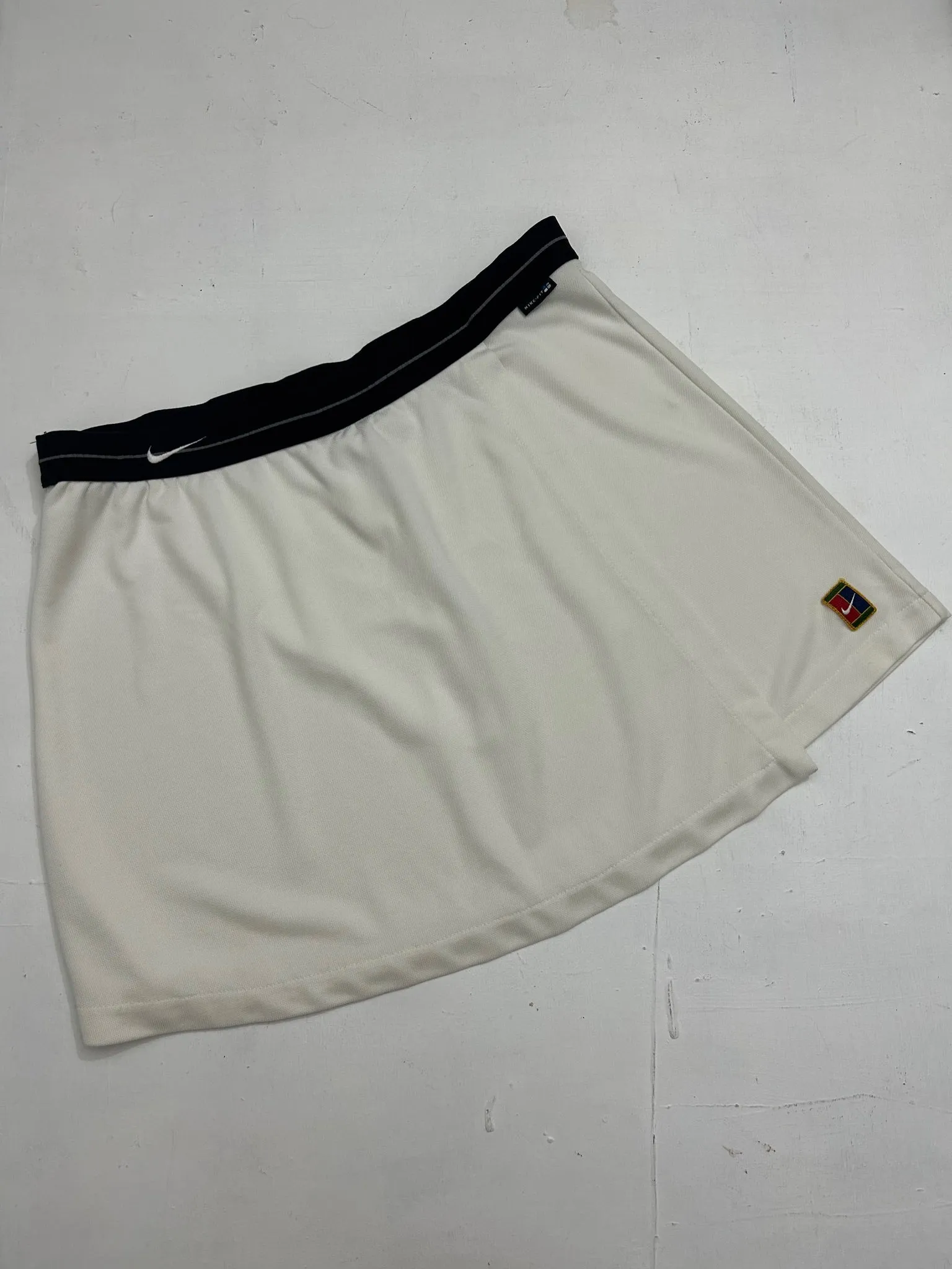 White spell out logo mid rise y2k 90s vintage mini tennis skirt (M)